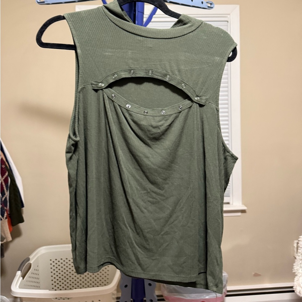 Torrid Size 4 Rib Mock Neck Cut Out Snap Crop Tank green